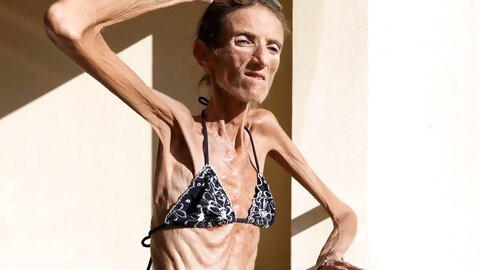 Skinny Cougar Gives Head