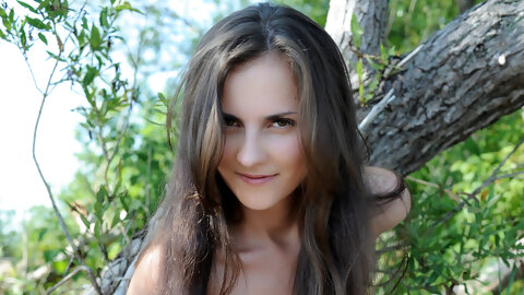 Amateur Teen Zara C Displays Her Trimmed...